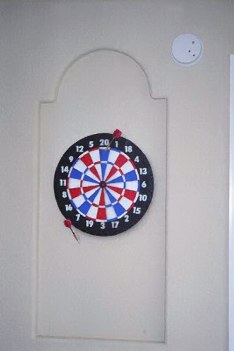 trompe l'oeil dart-and-dartboard